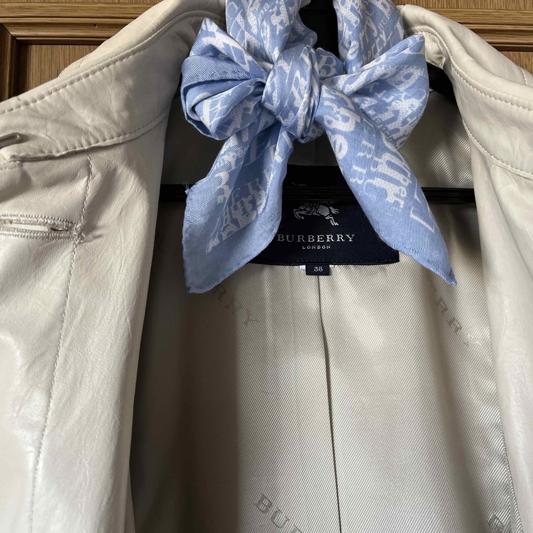 BURBERRY(バーバリー)の#バーバリー#スカーフ#ライトブルー#絹100%#57x57cm#美品 レディースのファッション小物(バンダナ/スカーフ)の商品写真