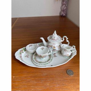 ロイヤルドルトン(Royal Doulton)のロイヤルドルトン ブランブリーヘッジ 四季シリーズ　ミニチュア　ティーセット(その他)