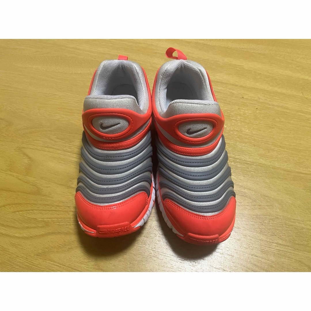 NIKEダイナモフリー22.0 キッズ/ベビー/マタニティのキッズ靴/シューズ(15cm~)(スニーカー)の商品写真