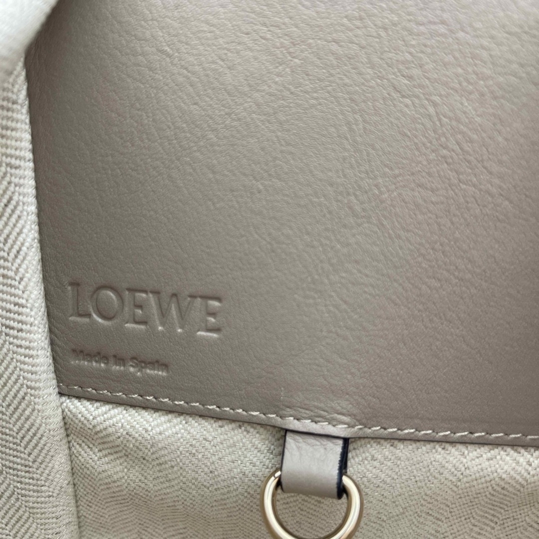LOEWE(ロエベ)のLOEWE  ロエベ　ハンモック スモール サンド　ロエベチャーム付 レディースのバッグ(ハンドバッグ)の商品写真