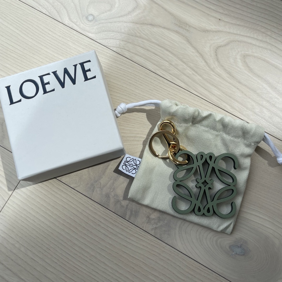 LOEWE(ロエベ)のLOEWE  ロエベ　ハンモック スモール サンド　ロエベチャーム付 レディースのバッグ(ハンドバッグ)の商品写真