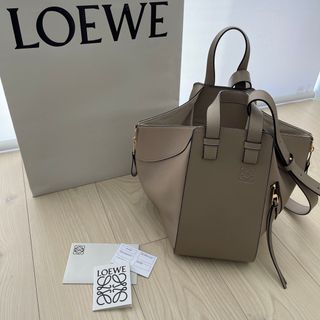 ロエベ(LOEWE)のLOEWE  ロエベ　ハンモック スモール サンド　ロエベチャーム付(ハンドバッグ)