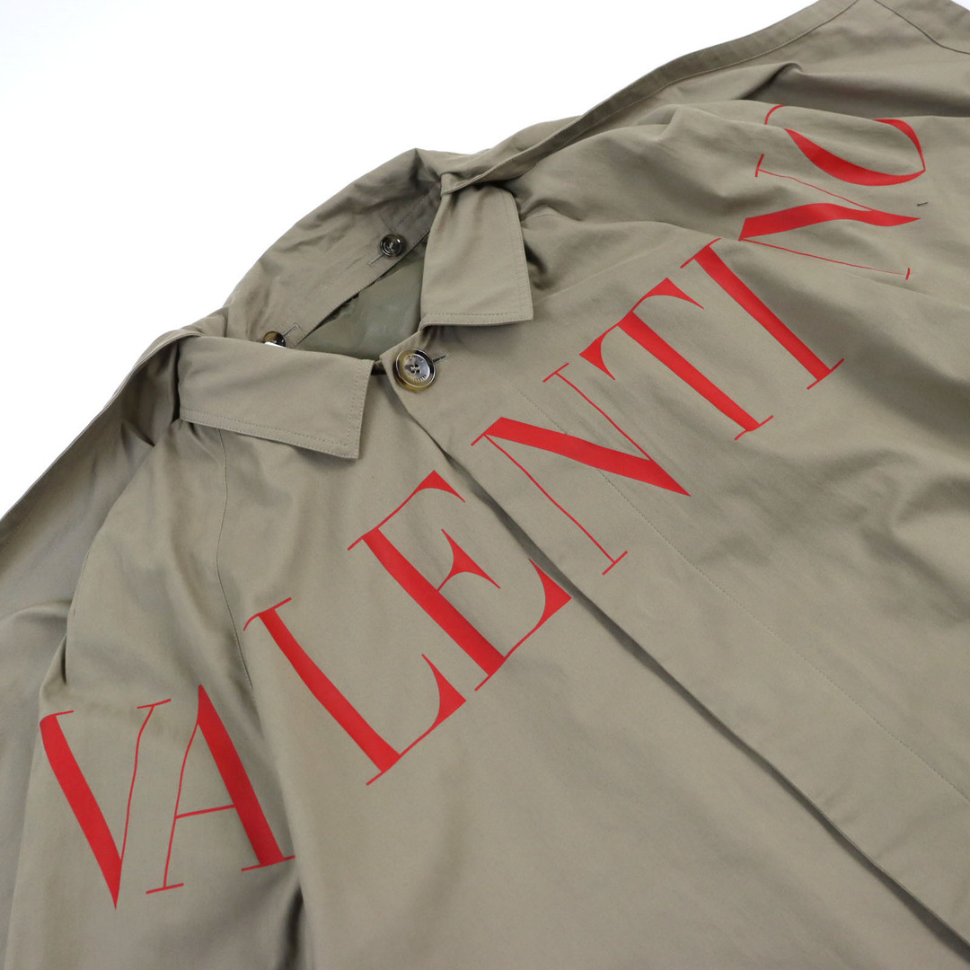 VALENTINO(ヴァレンティノ)の未使用品○VALENTINO ヴァレンティノ SV3CJB855C2 コットン100% ロゴプリント 超ロング丈 ステンカラーコート/トレンチコート ベージュ 50 ハンガー付き イタリア製 正規品 メンズ メンズのジャケット/アウター(ステンカラーコート)の商品写真