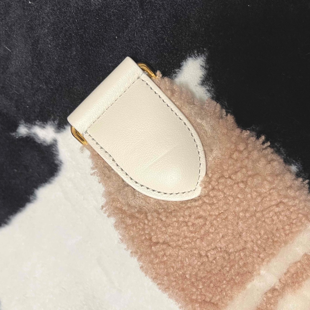 FENDI(フェンディ)のFENDI♡フェンディ♡シープスキン♡ショルダーストラップ レディースのバッグ(その他)の商品写真