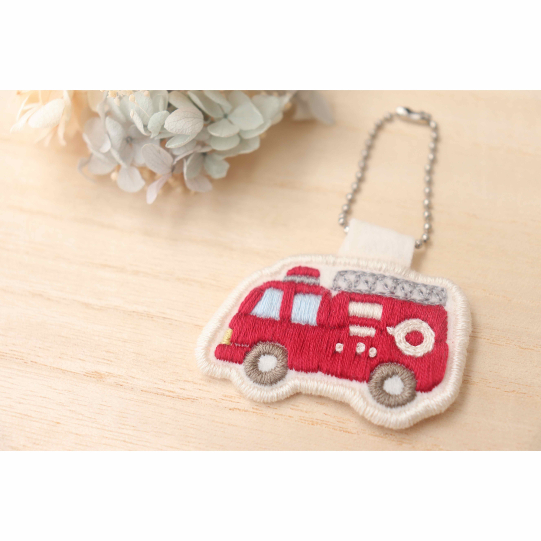 /刺繍/消防車キーホルダー ハンドメイドのキッズ/ベビー(ネームタグ)の商品写真