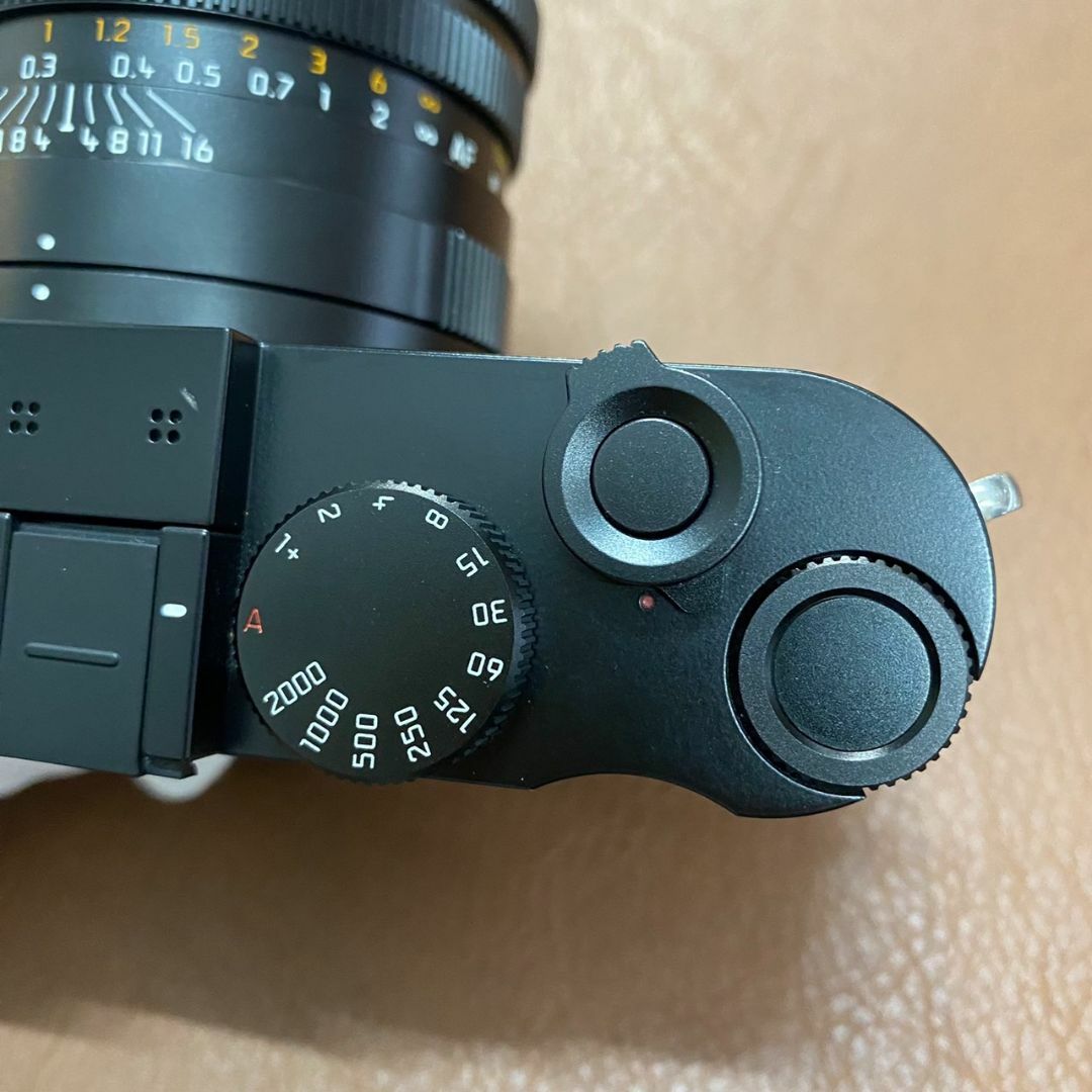 LEICA(ライカ)のLEICA Q2 箱付き 2022年+13035フィルター スマホ/家電/カメラのカメラ(コンパクトデジタルカメラ)の商品写真