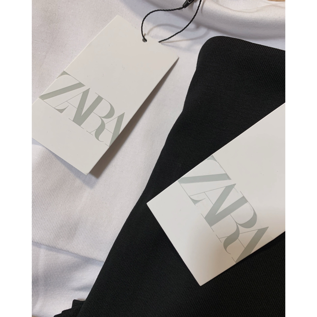 ZARA(ザラ)の【ZARA】オフショルダー Tシャツ ブラック　ホワイト　2枚セット  Ｌサイズ レディースのトップス(Tシャツ(半袖/袖なし))の商品写真