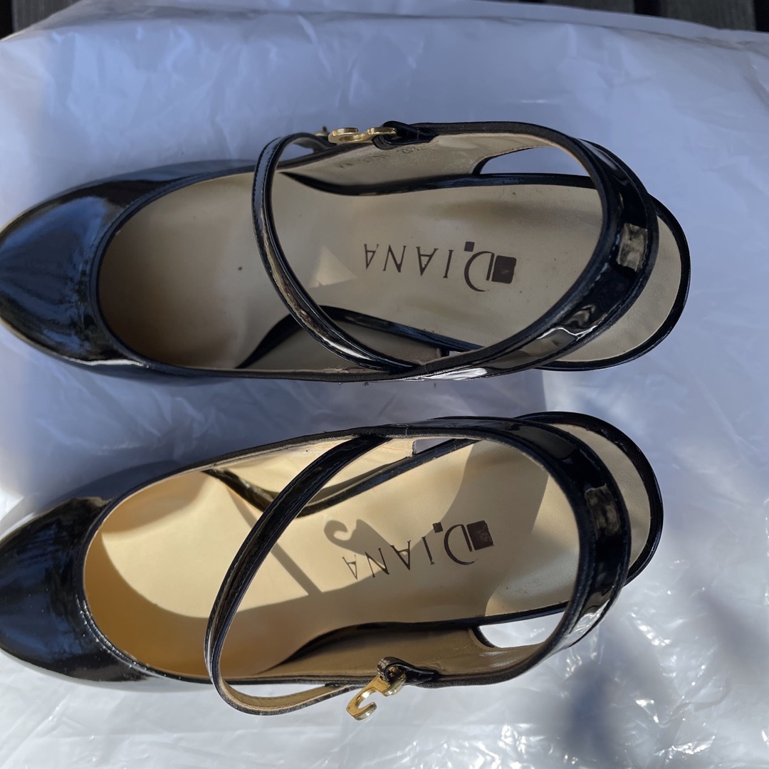 DIANA(ダイアナ)のダイアナ　エナメル黒　試着で履いたのみ　 レディースの靴/シューズ(ハイヒール/パンプス)の商品写真