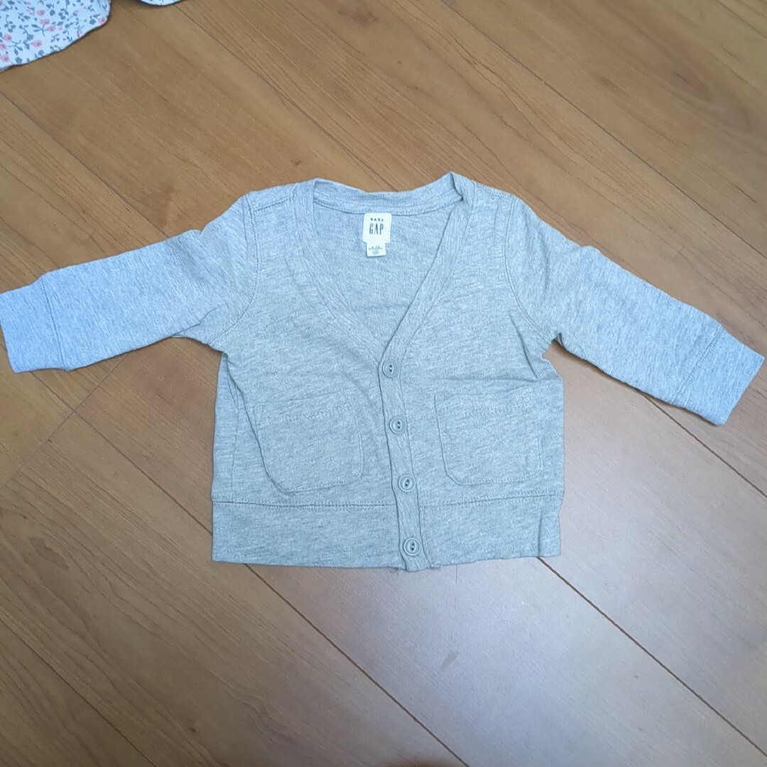 babyGAP(ベビーギャップ)のGAP　70センチ　カーディガン キッズ/ベビー/マタニティのベビー服(~85cm)(カーディガン/ボレロ)の商品写真