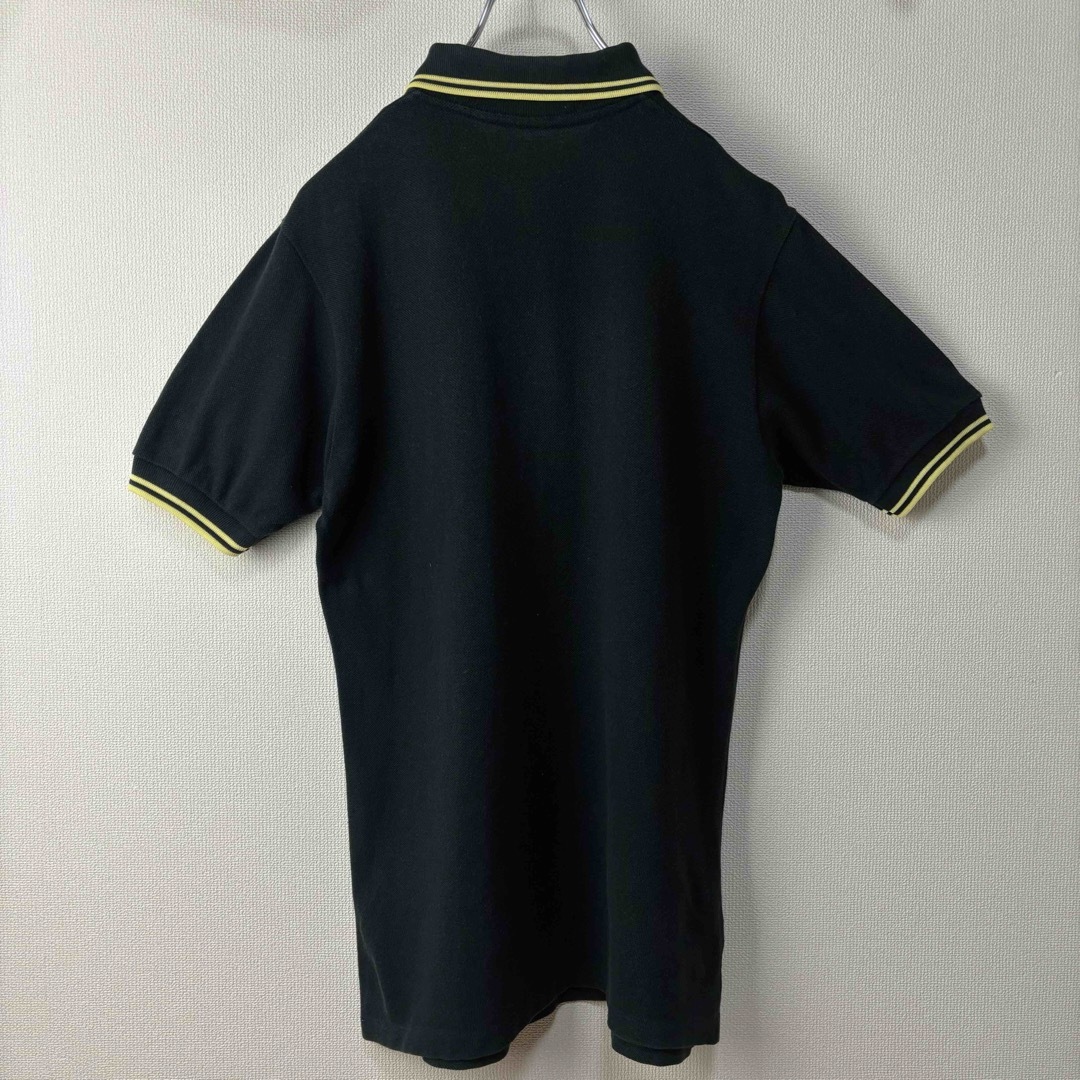 FRED PERRY(フレッドペリー)の人気　フレッドペリー　ポロシャツ　英国製　M12 　黒　黄色　40 L 古着 メンズのトップス(ポロシャツ)の商品写真