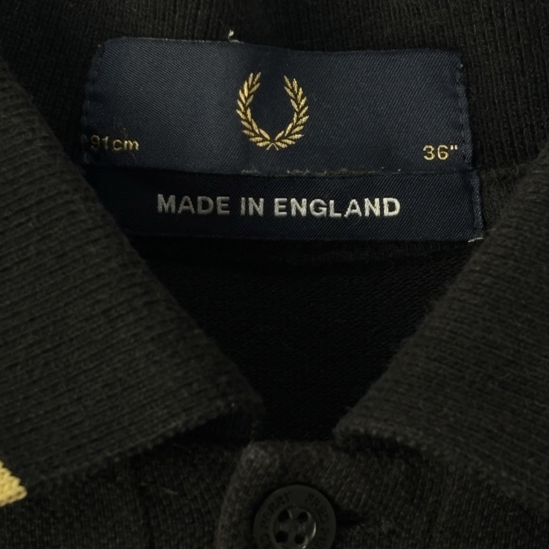 FRED PERRY(フレッドペリー)の大人気　フレッドペリー　ポロシャツ　英国製　M12 ブラック　黒金　36 S古着 メンズのトップス(ポロシャツ)の商品写真