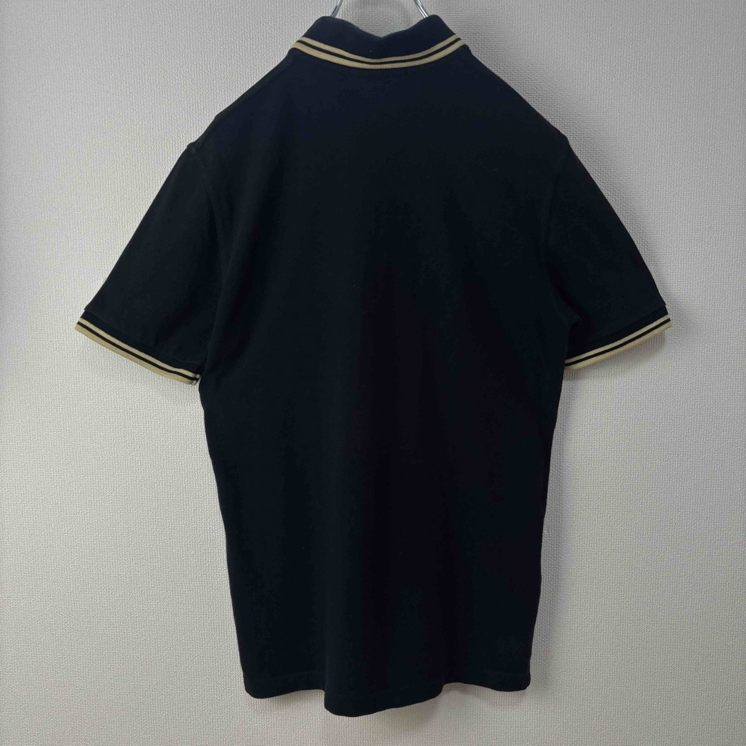 FRED PERRY(フレッドペリー)の大人気　フレッドペリー　ポロシャツ　英国製　M12 ブラック　黒金　36 S古着 メンズのトップス(ポロシャツ)の商品写真