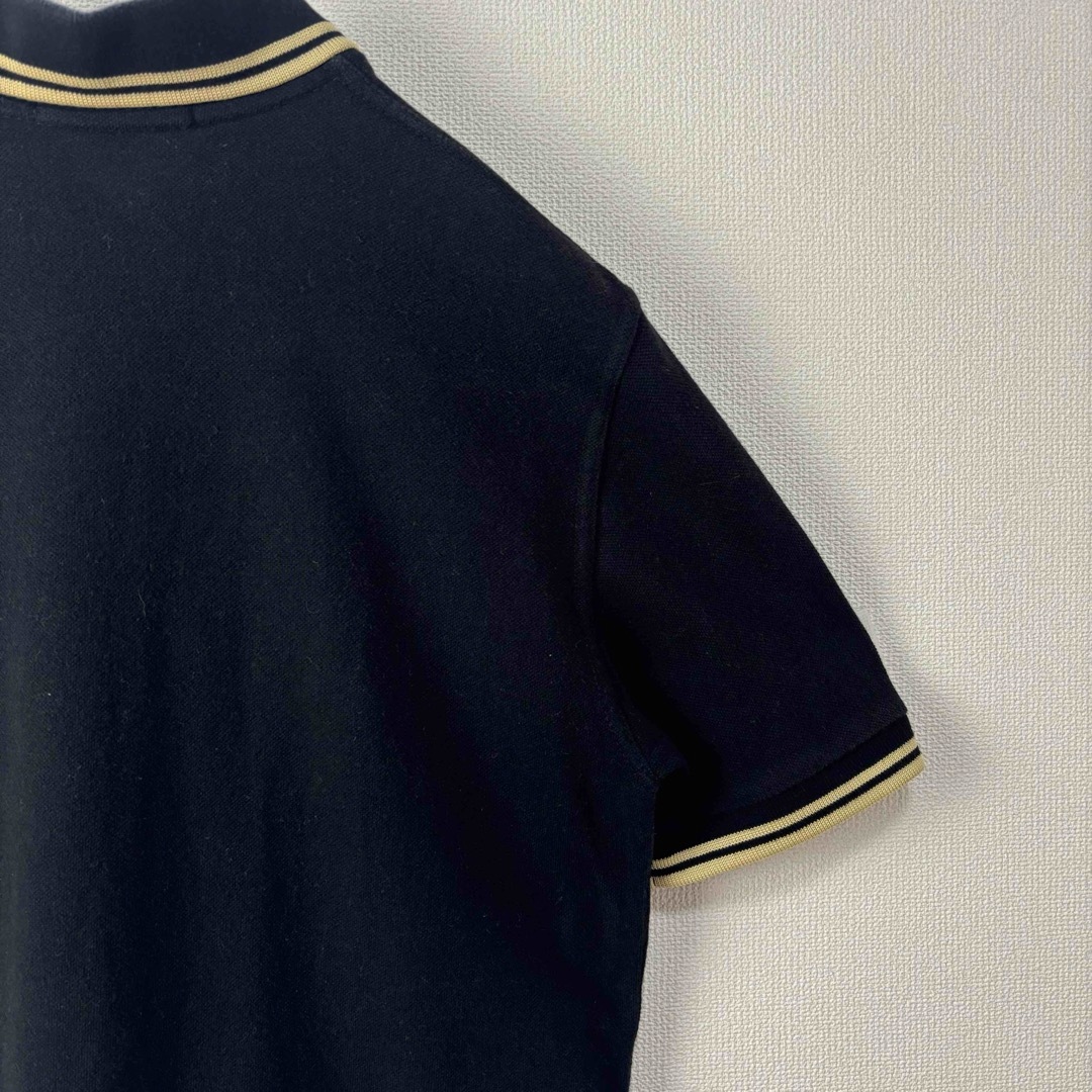 FRED PERRY(フレッドペリー)の大人気　フレッドペリー　ポロシャツ　英国製　M12 ブラック　黒金　36 S古着 メンズのトップス(ポロシャツ)の商品写真