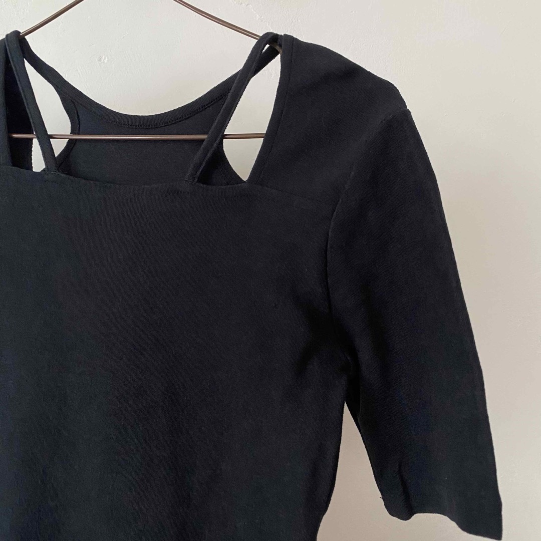JEANASIS(ジーナシス)のジーナシス　ブラック　半袖　トップス　肩空き　Tシャツ　カットソー　フリーサイズ レディースのトップス(カットソー(半袖/袖なし))の商品写真