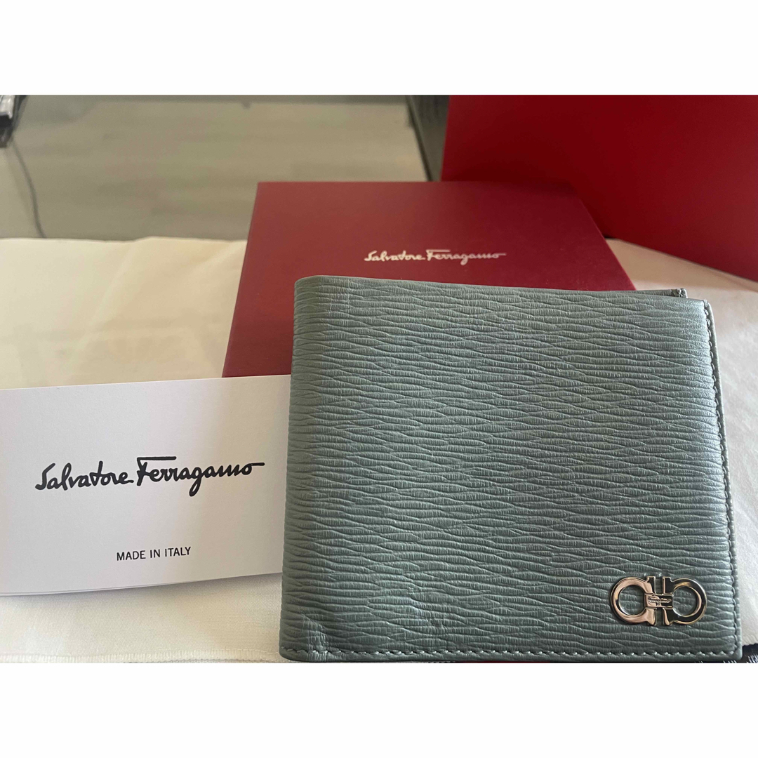 Salvatore Ferragamo(サルヴァトーレフェラガモ)の新品Salvatore Ferragamoサルヴァトーレフェラガモ二つ折り財布 レディースのファッション小物(財布)の商品写真