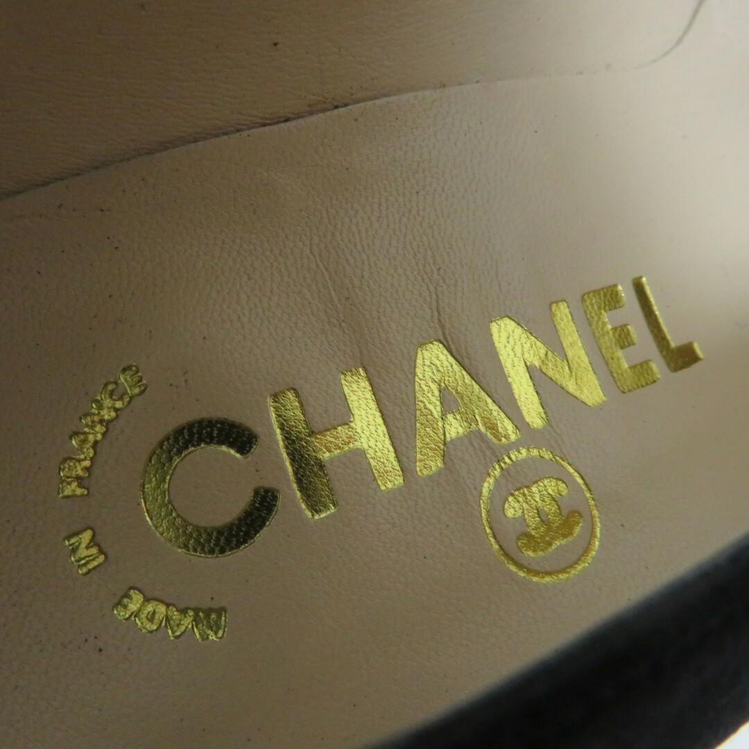 CHANEL(シャネル)の未使用品☆CHANEL シャネル ヴィンテージ 98A スウェード チャンキーヒール パンプス ダークネイビー 36.5 箱・保存袋付き フランス製 レディース レディースの靴/シューズ(ハイヒール/パンプス)の商品写真