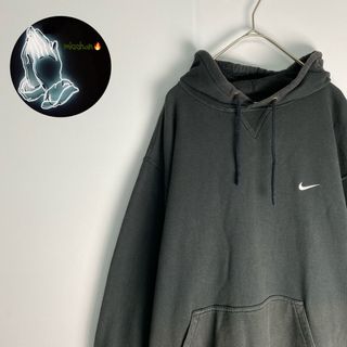 ナイキ(NIKE)の【ナイキ　パーカー　ワンポイント刺しゅうロゴ　シンプル　黒　古着】(パーカー)