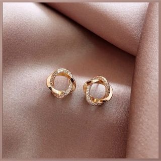 【新品未使用】 18k ピアス ダブルライン ビジュー ツイストピアス ゴールド(ピアス)