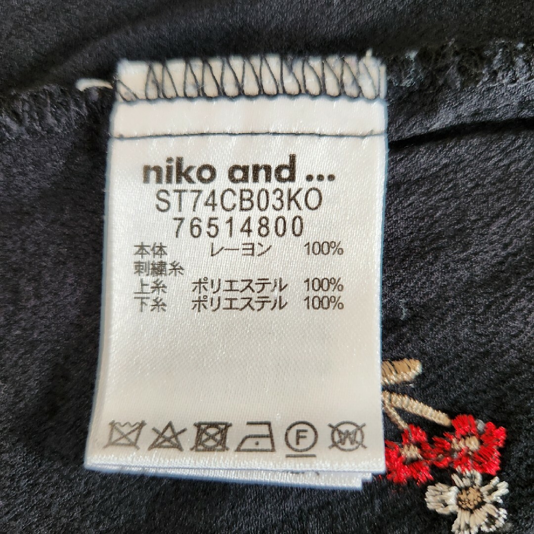 niko and...(ニコアンド)のniko and…ショート丈チュニック黒×花柄刺繍サイズ　3 レディースのトップス(チュニック)の商品写真