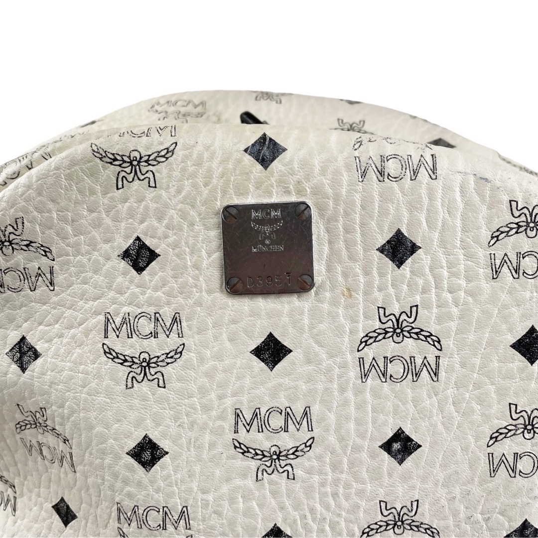MCM(エムシーエム)の✨良品　MCM エムシーエム　リュック　バックパック　ヴィセトス柄  スタッズ レディースのバッグ(リュック/バックパック)の商品写真