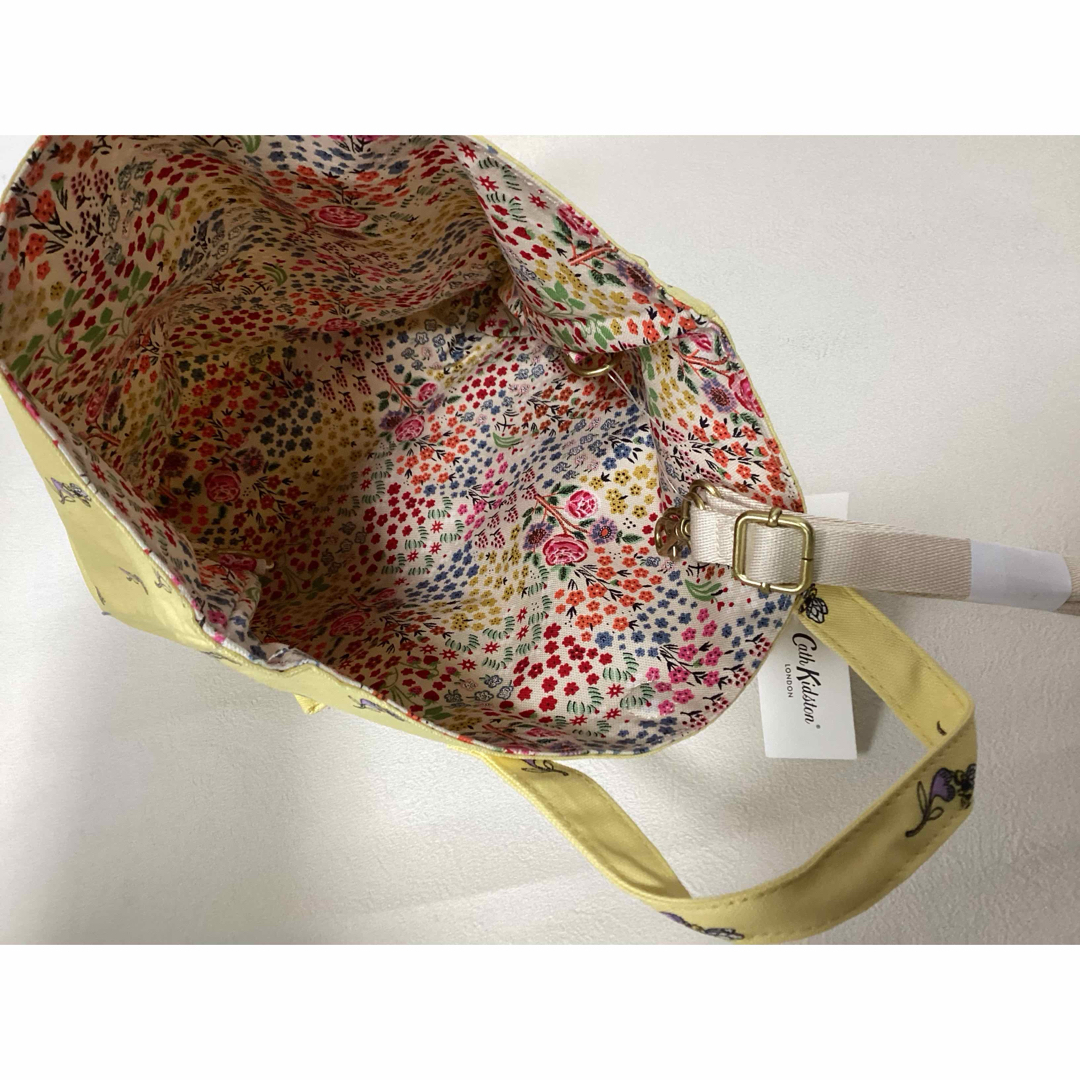 Cath Kidston(キャスキッドソン)のCath Kidston 　ショルダーバッグ　トートバッグ　小花柄　蜂柄　 レディースのバッグ(ショルダーバッグ)の商品写真