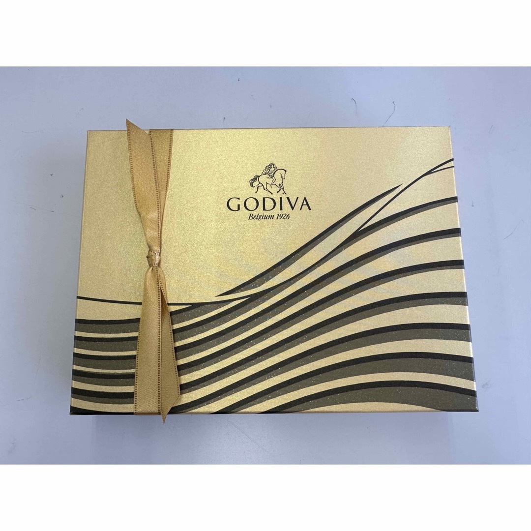GODIVA(ゴディバ)の新品未開封 GODIVA ゴディバ ハートオブコレクション チョコレート12粒入 食品/飲料/酒の食品(菓子/デザート)の商品写真