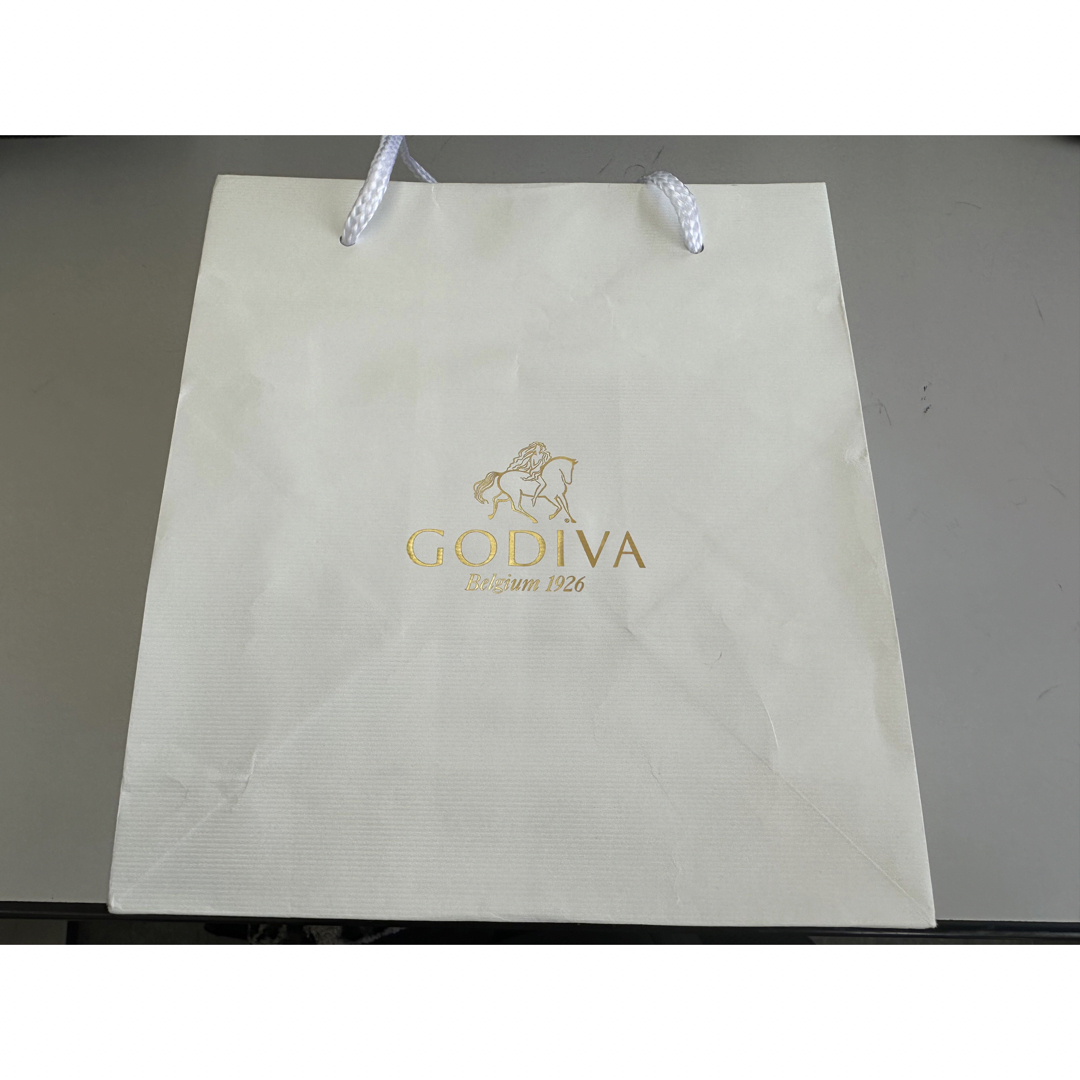 GODIVA(ゴディバ)の新品未開封 GODIVA ゴディバ ハートオブコレクション チョコレート12粒入 食品/飲料/酒の食品(菓子/デザート)の商品写真