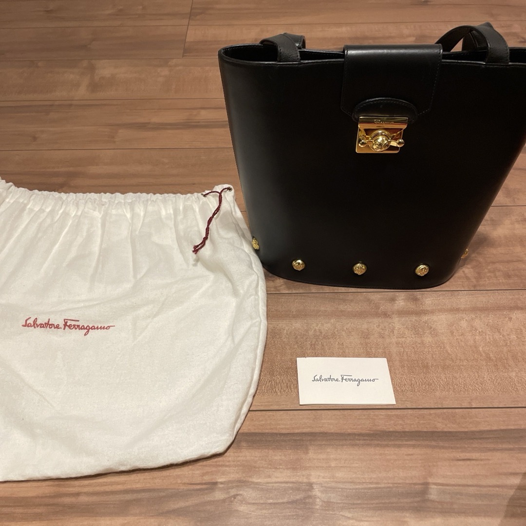 Salvatore Ferragamo(サルヴァトーレフェラガモ)のフェラガモ  ショルダーバック レディースのバッグ(ショルダーバッグ)の商品写真
