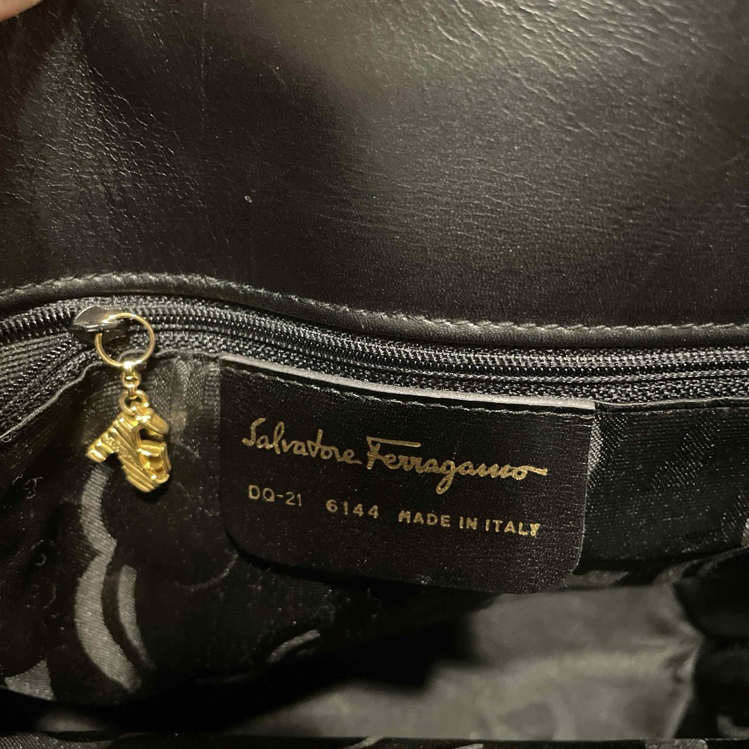 Salvatore Ferragamo(サルヴァトーレフェラガモ)のフェラガモ  ショルダーバック レディースのバッグ(ショルダーバッグ)の商品写真