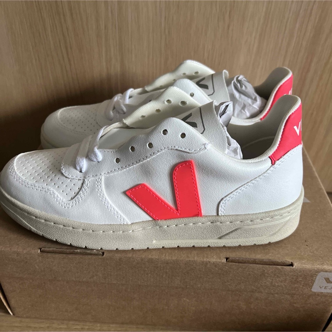 VEJA(ヴェジャ)の新品　VEJAヴェジャ V10レザー　スニーカー EUR37 23.5cm レディースの靴/シューズ(スニーカー)の商品写真