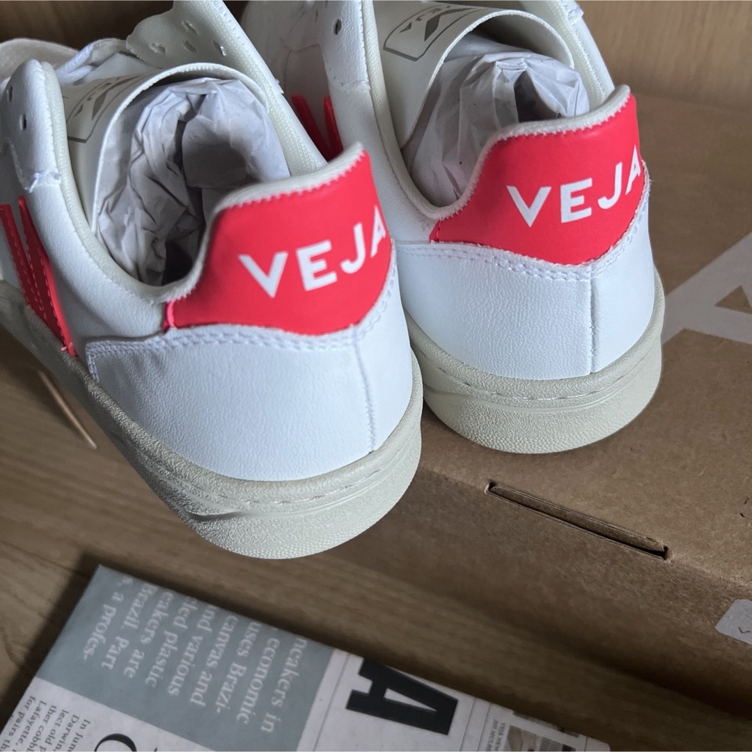 VEJA(ヴェジャ)の新品　VEJAヴェジャ V10レザー　スニーカー EUR37 23.5cm レディースの靴/シューズ(スニーカー)の商品写真