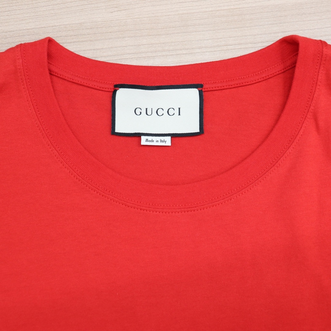 Gucci(グッチ)のIT9TOWL622SO グッチ Tシャツ 493117 GGロゴ プリント シェリーライン 半袖 赤 レッド クルーネック メンズ サイズ M メンズのトップス(Tシャツ/カットソー(半袖/袖なし))の商品写真