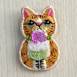 猫の刺繍ブローチハンドメイド(コサージュ/ブローチ)