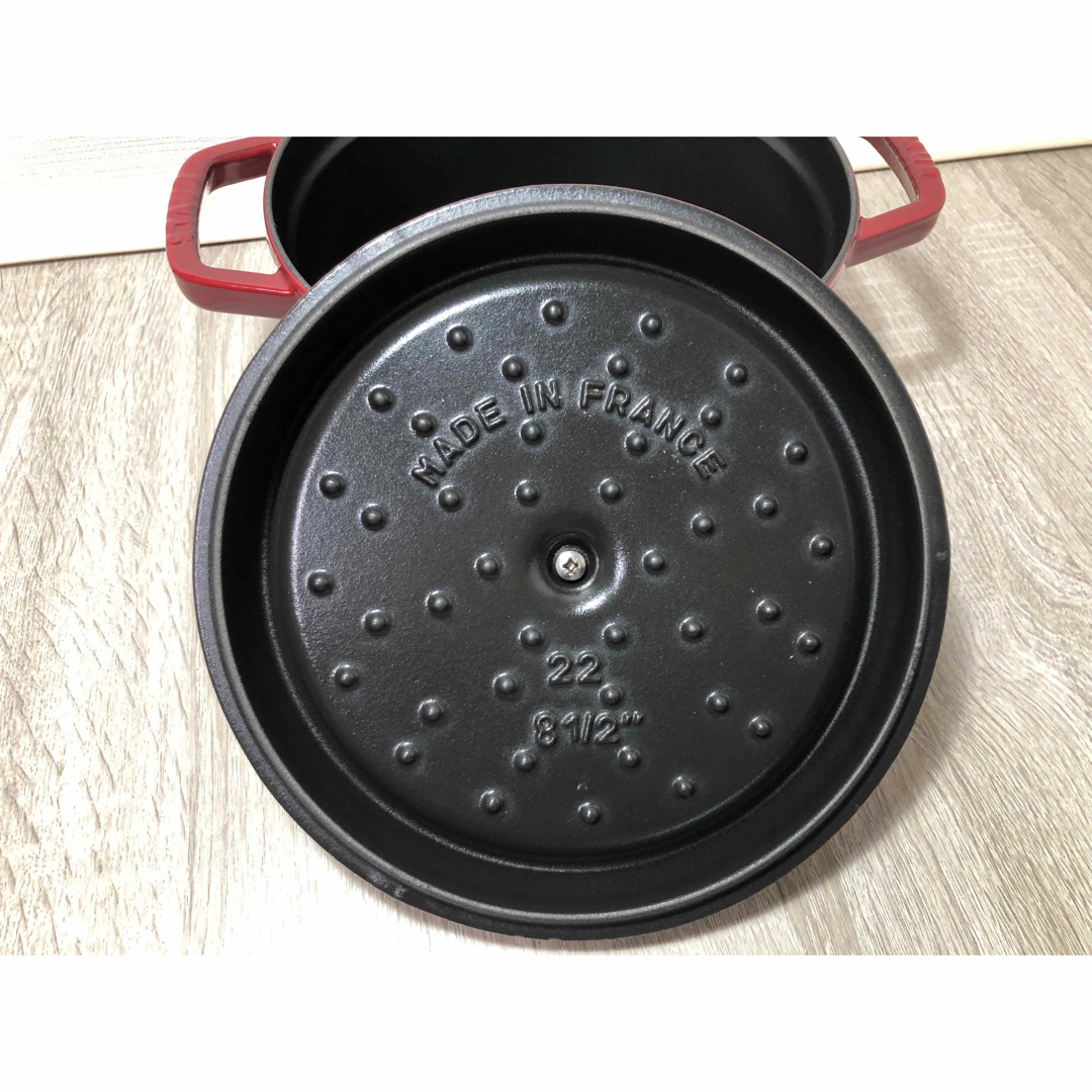 STAUB(ストウブ)のストウブ Staub staub ストウブ ピコ ココット ラウンド チェリー  インテリア/住まい/日用品のキッチン/食器(鍋/フライパン)の商品写真