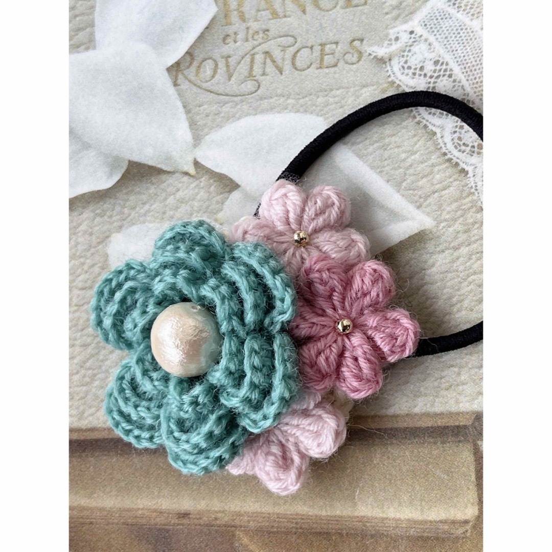 ハンドメイド♡毛糸で編んだ　お花いっぱいヘアゴム ハンドメイドのアクセサリー(ヘアアクセサリー)の商品写真