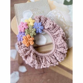 ハンドメイド♡毛糸で編んだ　お花いっぱいシュシュ(ヘアゴム/シュシュ)