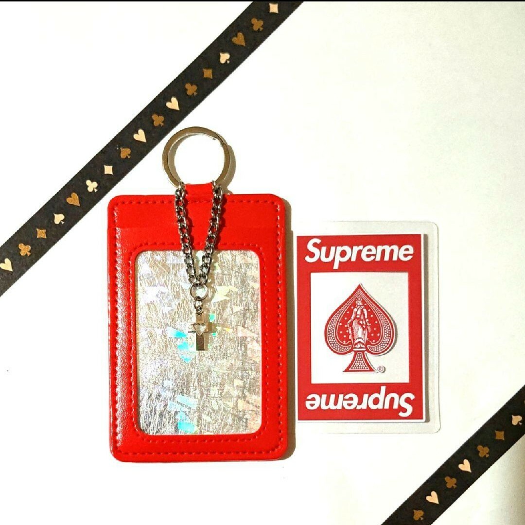 Supreme(シュプリーム)の⭐希少　♥♣Supremeトランプ♠♦１枚と シルバークロスチャーム付パスケース レディースのファッション小物(パスケース/IDカードホルダー)の商品写真