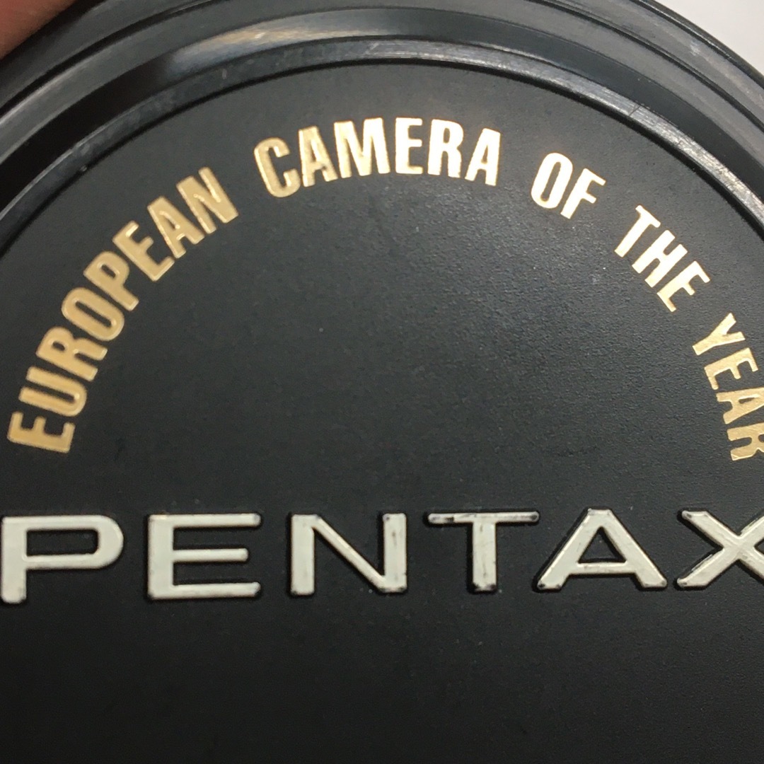 PENTAX(ペンタックス)のPENTAX 純正レンズキャップ ビンテージ カメラオブイヤー受賞記念 Φ58 スマホ/家電/カメラのカメラ(レンズ(単焦点))の商品写真