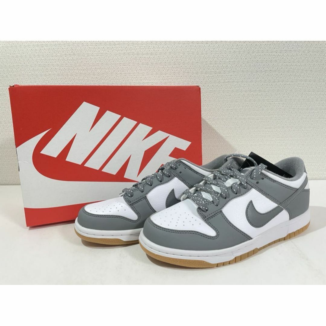 NIKE(ナイキ)の【新品】24㎝　NIKE GS DUNK LOW ダンクロー スモークグレー レディースの靴/シューズ(スニーカー)の商品写真