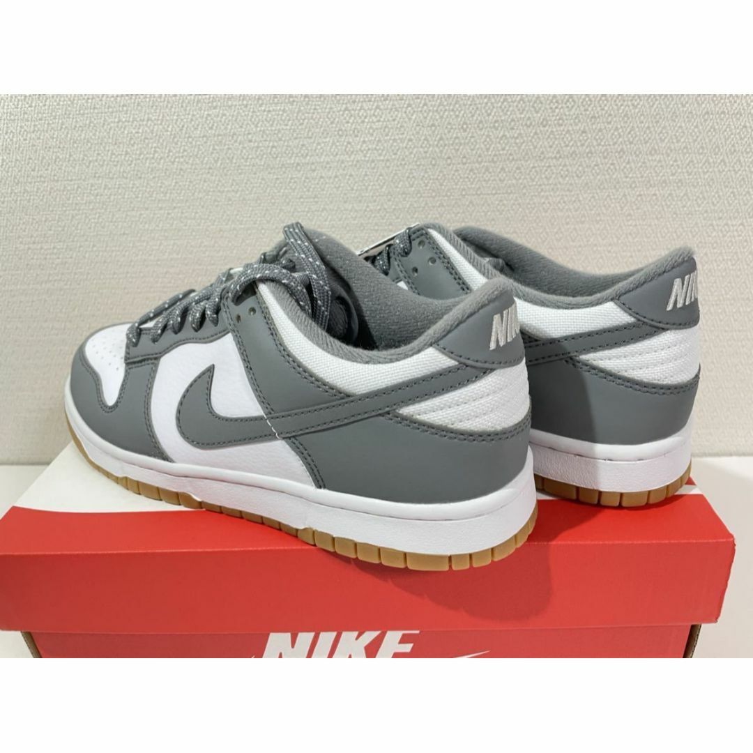 NIKE(ナイキ)の【新品】24㎝　NIKE GS DUNK LOW ダンクロー スモークグレー レディースの靴/シューズ(スニーカー)の商品写真