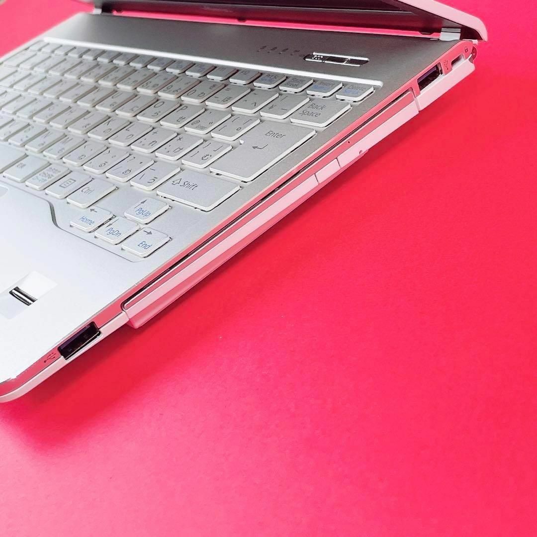 富士通(フジツウ)のCore i7✨快適8GB＆SSD✨️カメラ 小型軽量❣️薄型 白ノートパソコン スマホ/家電/カメラのPC/タブレット(ノートPC)の商品写真