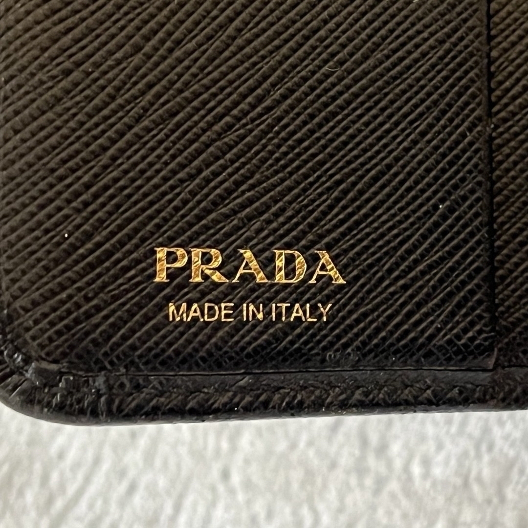 PRADA(プラダ)のPRADA 二つ折り財布　サフィアーノ　黒 レディースのファッション小物(財布)の商品写真