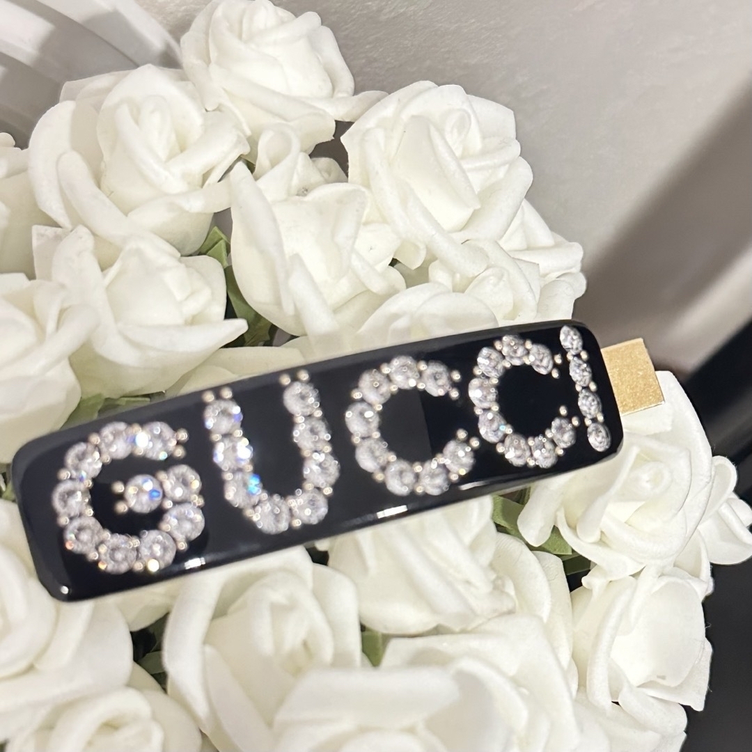 Gucci(グッチ)のGUCCI グッチ　クリスタル グッチ シングル ヘアクリップ レディースのヘアアクセサリー(バレッタ/ヘアクリップ)の商品写真