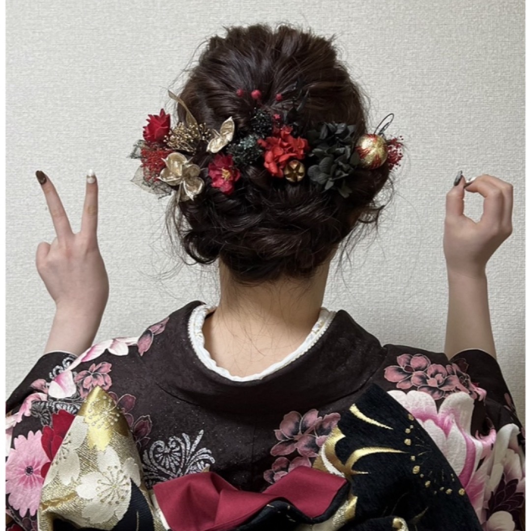 ブラックレッド髪飾り　ドライフラワー　ヘッドドレス　成人式　プリザーブドフラワー ハンドメイドのアクセサリー(ヘアアクセサリー)の商品写真