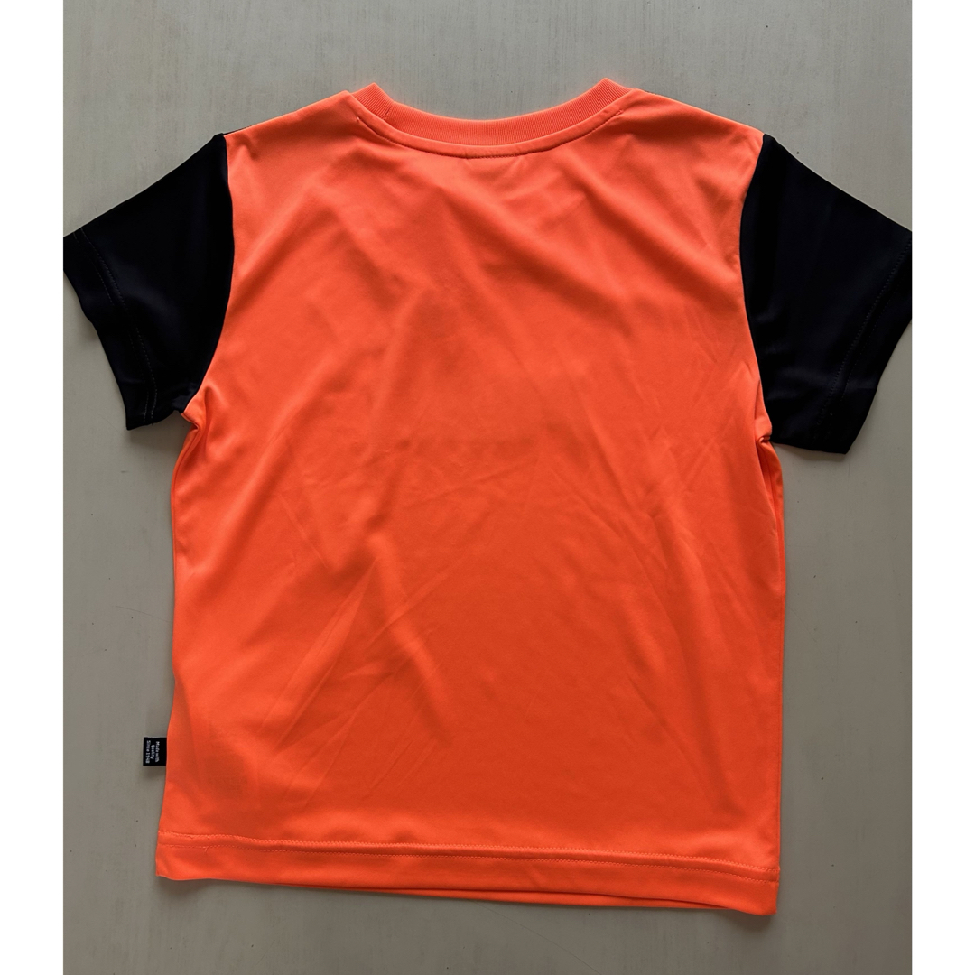 PUMA(プーマ)の新品タグ付き　120㎝ PUMAプーマ上下セットアップ　オレンジ×ブラック キッズ/ベビー/マタニティのキッズ服男の子用(90cm~)(Tシャツ/カットソー)の商品写真
