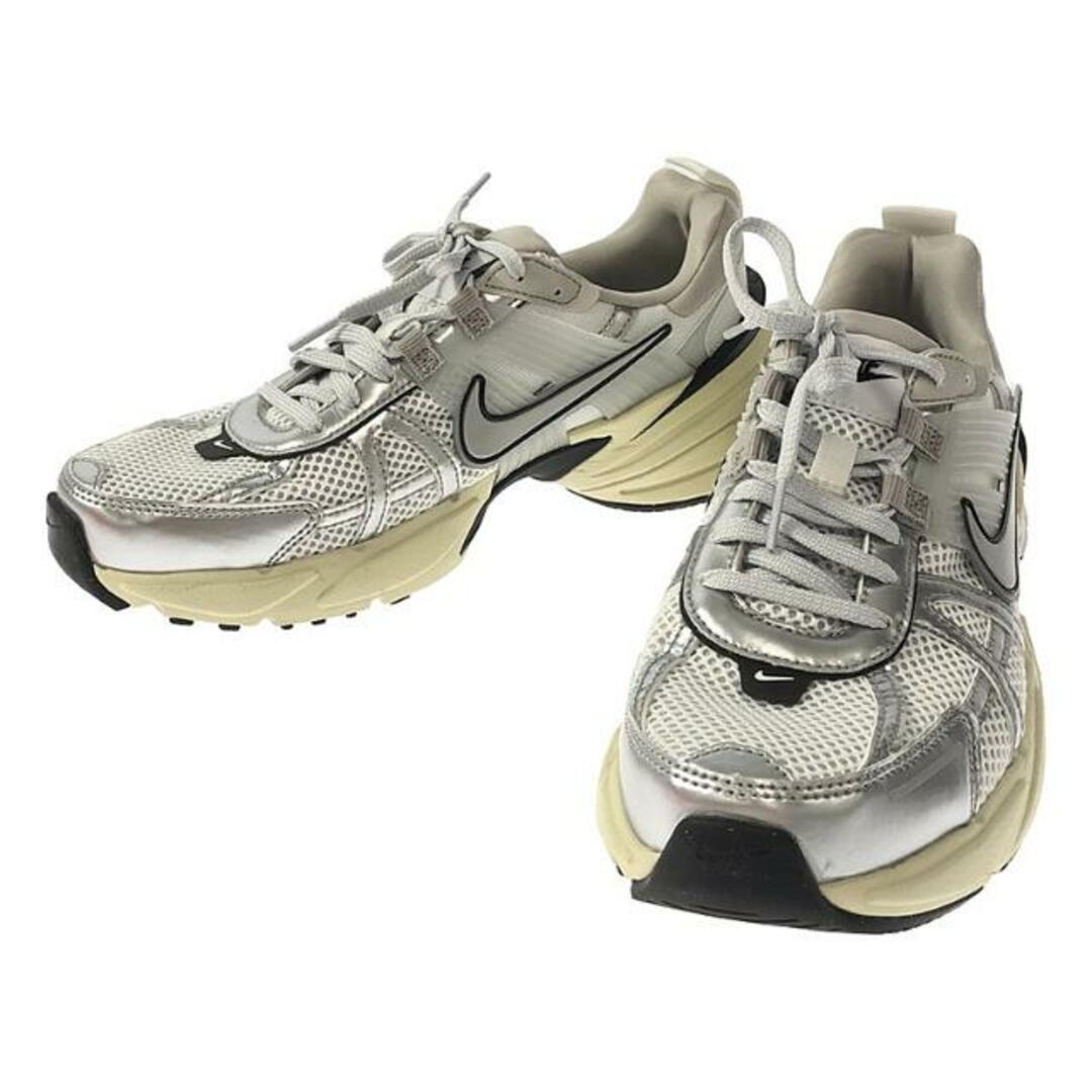 NIKE(ナイキ)の【美品】  NIKE / ナイキ | WMNS V2K RUN / FD0736-100 ローカットスニーカー | 25.5 | WHITE/METALLIC SILVER | レディース レディースの靴/シューズ(スニーカー)の商品写真