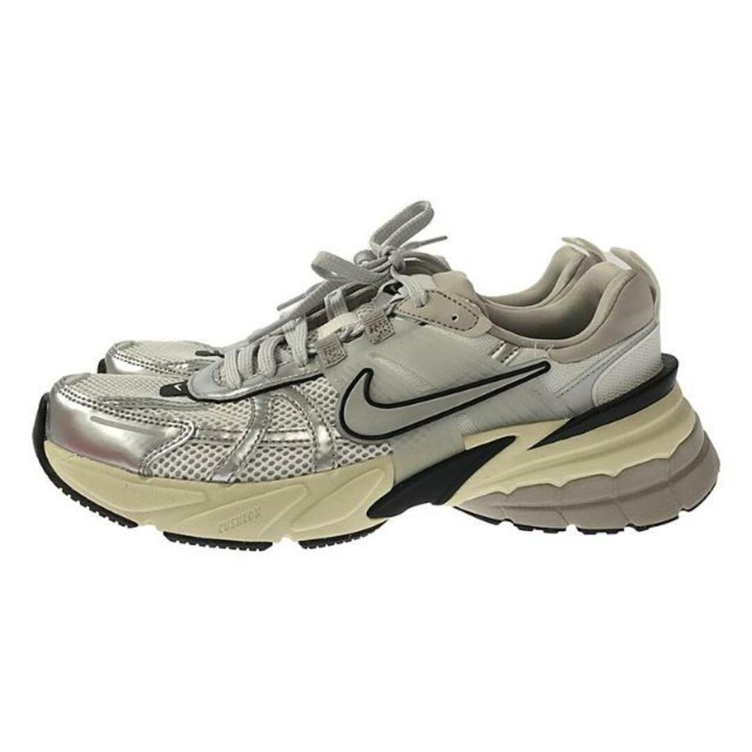 NIKE(ナイキ)の【美品】  NIKE / ナイキ | WMNS V2K RUN / FD0736-100 ローカットスニーカー | 25.5 | WHITE/METALLIC SILVER | レディース レディースの靴/シューズ(スニーカー)の商品写真