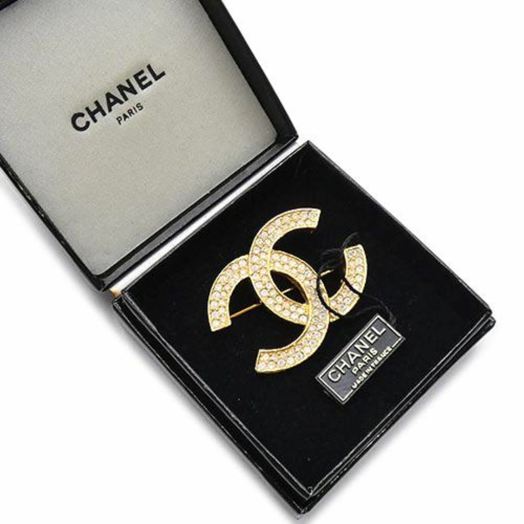 CHANEL(シャネル)のシャネル アクセサリー CHANEL ラインストーンxメッキ CC ココマーク ブローチ クリアxゴールド レディース OJ10238 レディースのアクセサリー(ブローチ/コサージュ)の商品写真