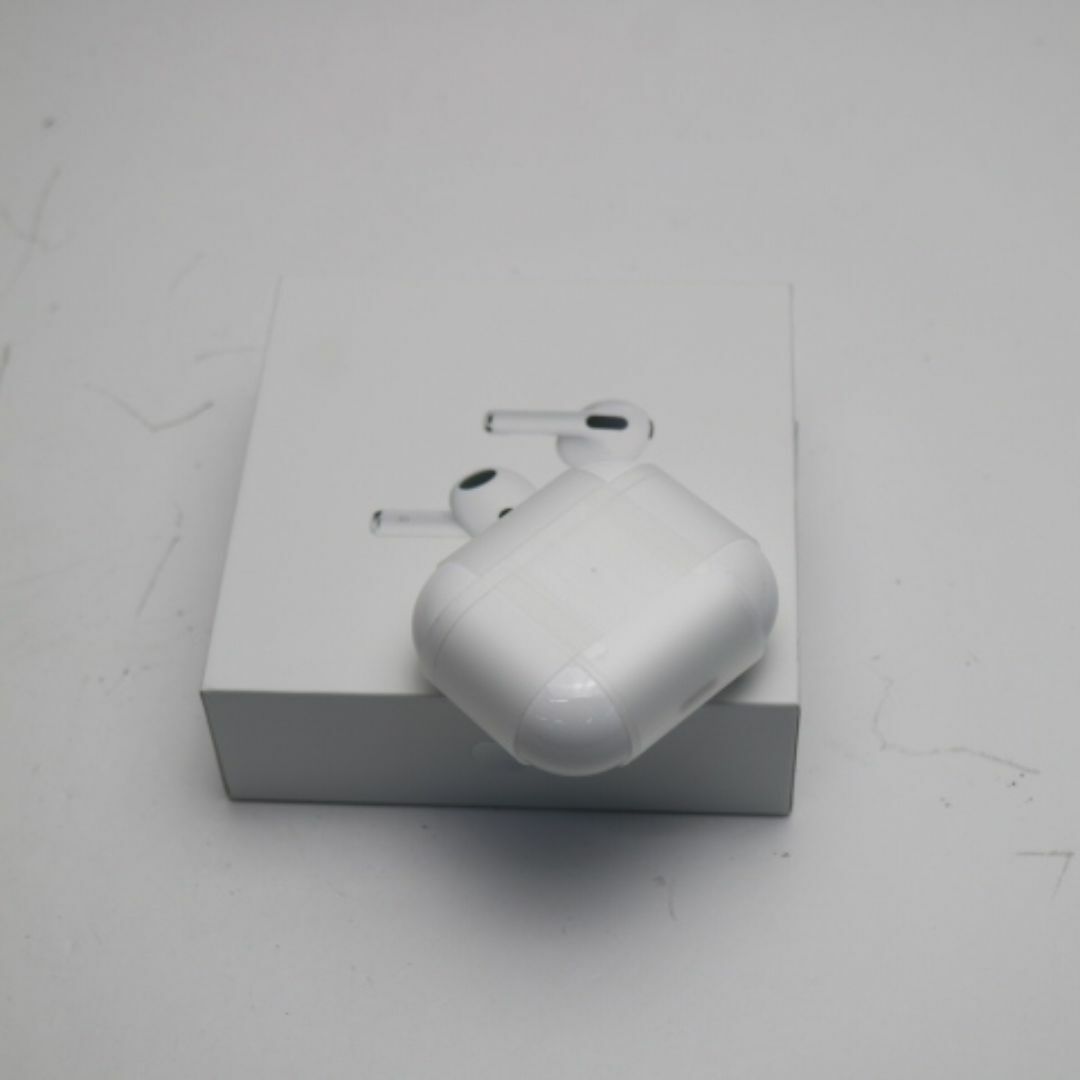 Apple(アップル)の新品 AirPods 第3世代   M111 スマホ/家電/カメラのオーディオ機器(ヘッドフォン/イヤフォン)の商品写真