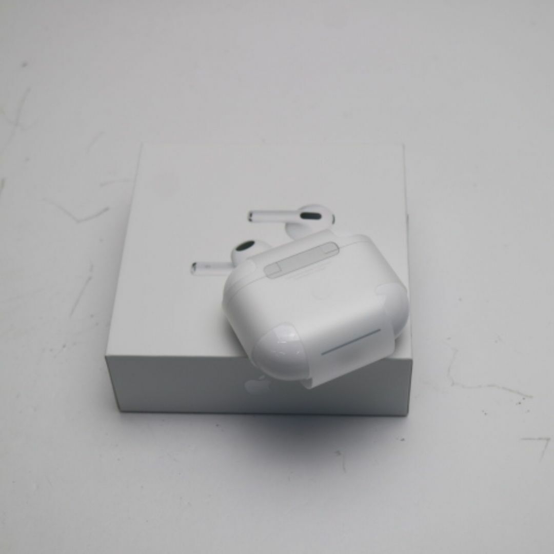 Apple(アップル)の新品 AirPods 第3世代   M111 スマホ/家電/カメラのオーディオ機器(ヘッドフォン/イヤフォン)の商品写真